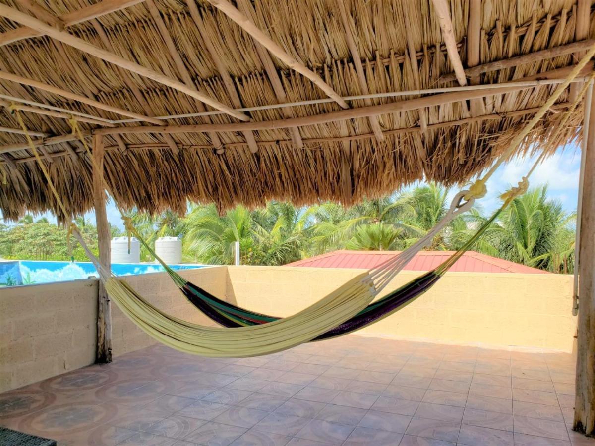 Beach Club Condos At Popeyes Caye Caulker Bagian luar foto