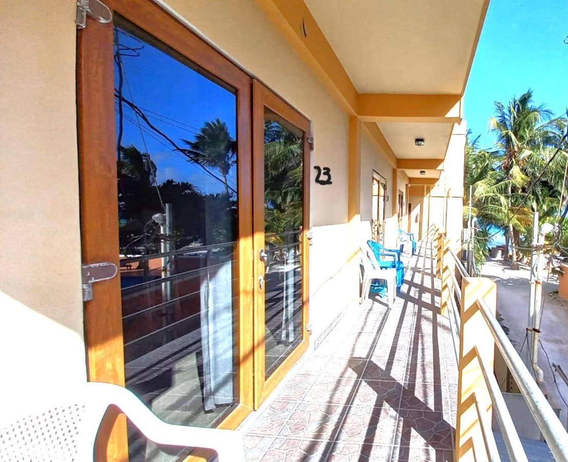 Beach Club Condos At Popeyes Caye Caulker Bagian luar foto