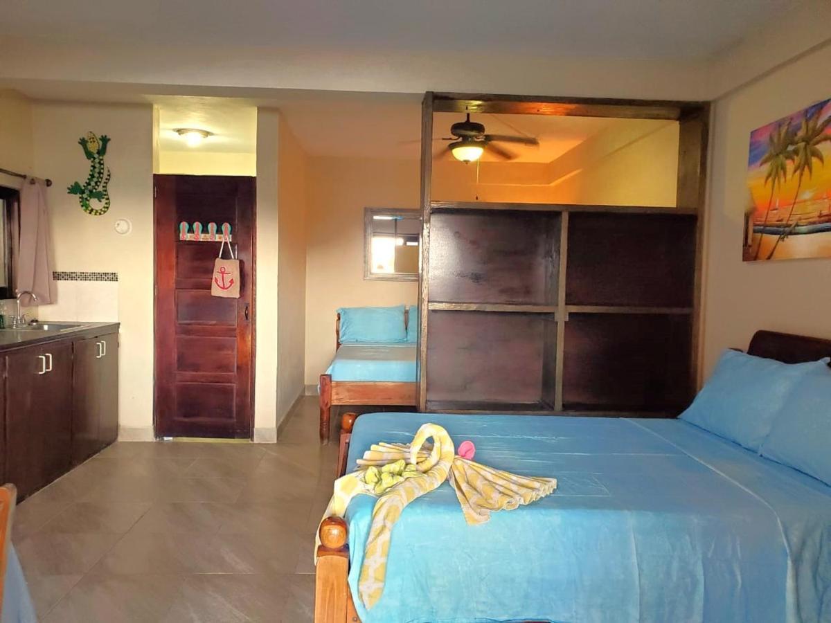 Beach Club Condos At Popeyes Caye Caulker Bagian luar foto