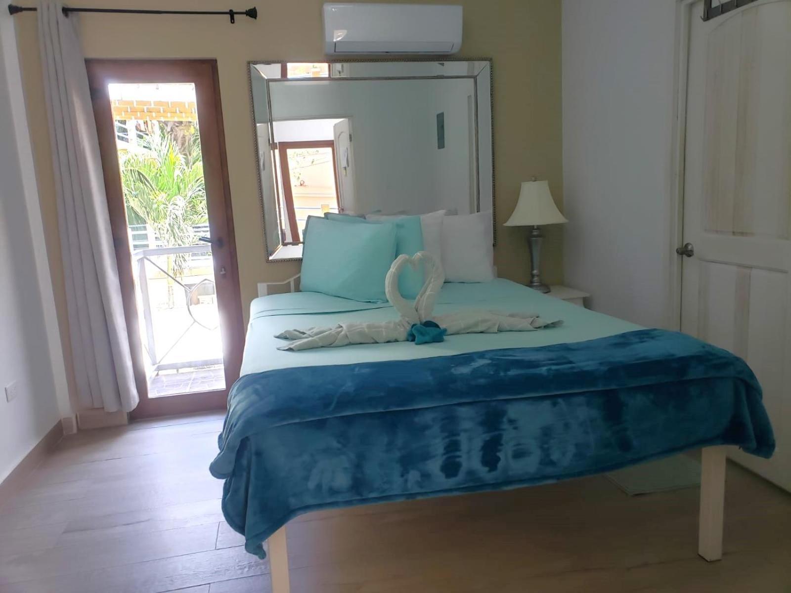 Beach Club Condos At Popeyes Caye Caulker Bagian luar foto