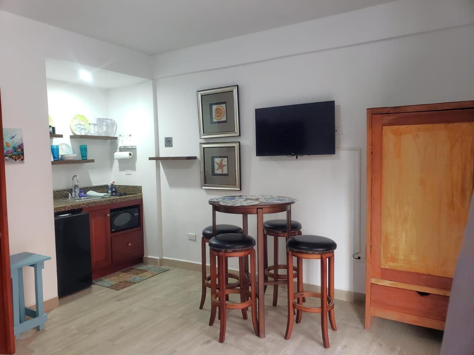 Beach Club Condos At Popeyes Caye Caulker Bagian luar foto