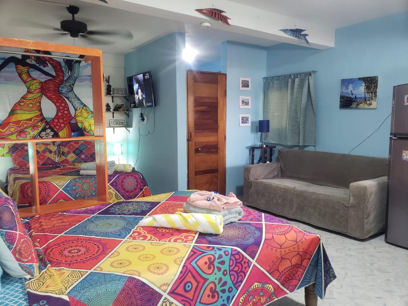 Beach Club Condos At Popeyes Caye Caulker Bagian luar foto