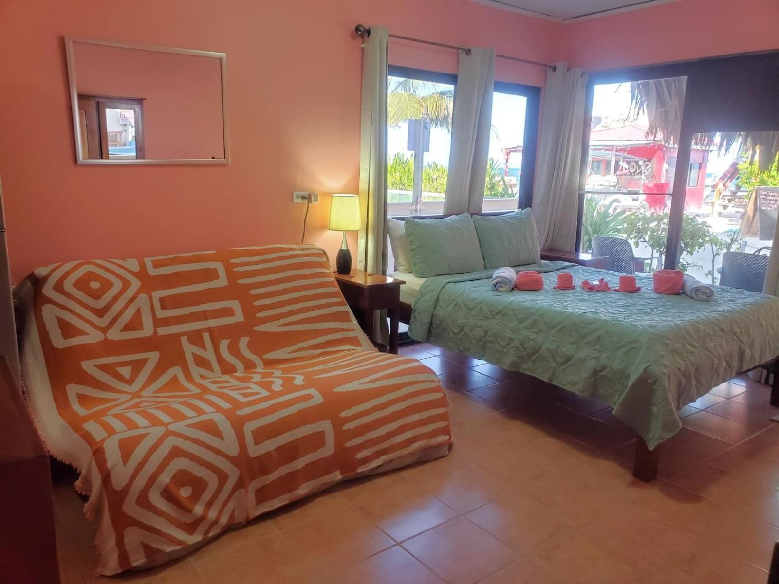 Beach Club Condos At Popeyes Caye Caulker Bagian luar foto