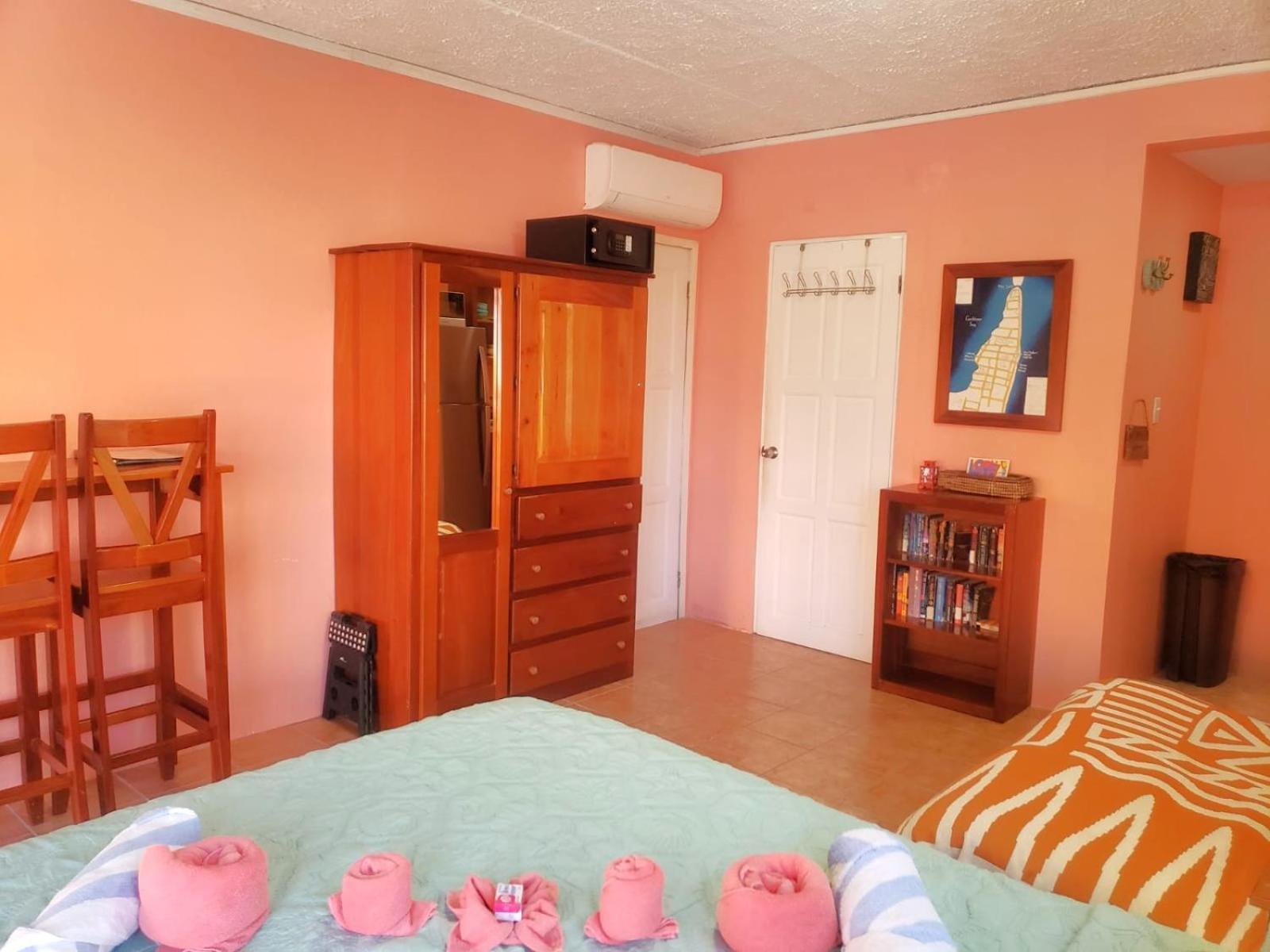 Beach Club Condos At Popeyes Caye Caulker Bagian luar foto