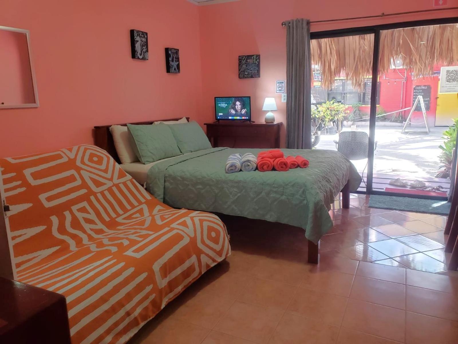 Beach Club Condos At Popeyes Caye Caulker Bagian luar foto