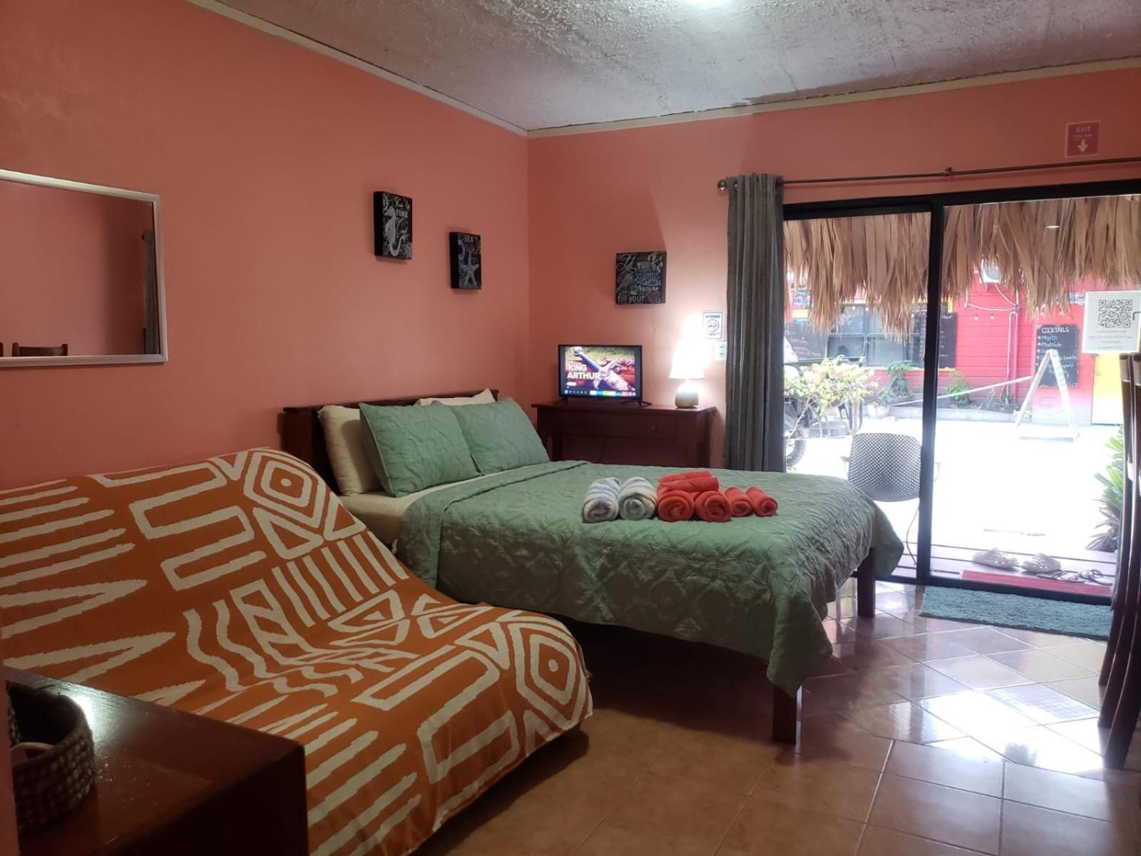 Beach Club Condos At Popeyes Caye Caulker Bagian luar foto