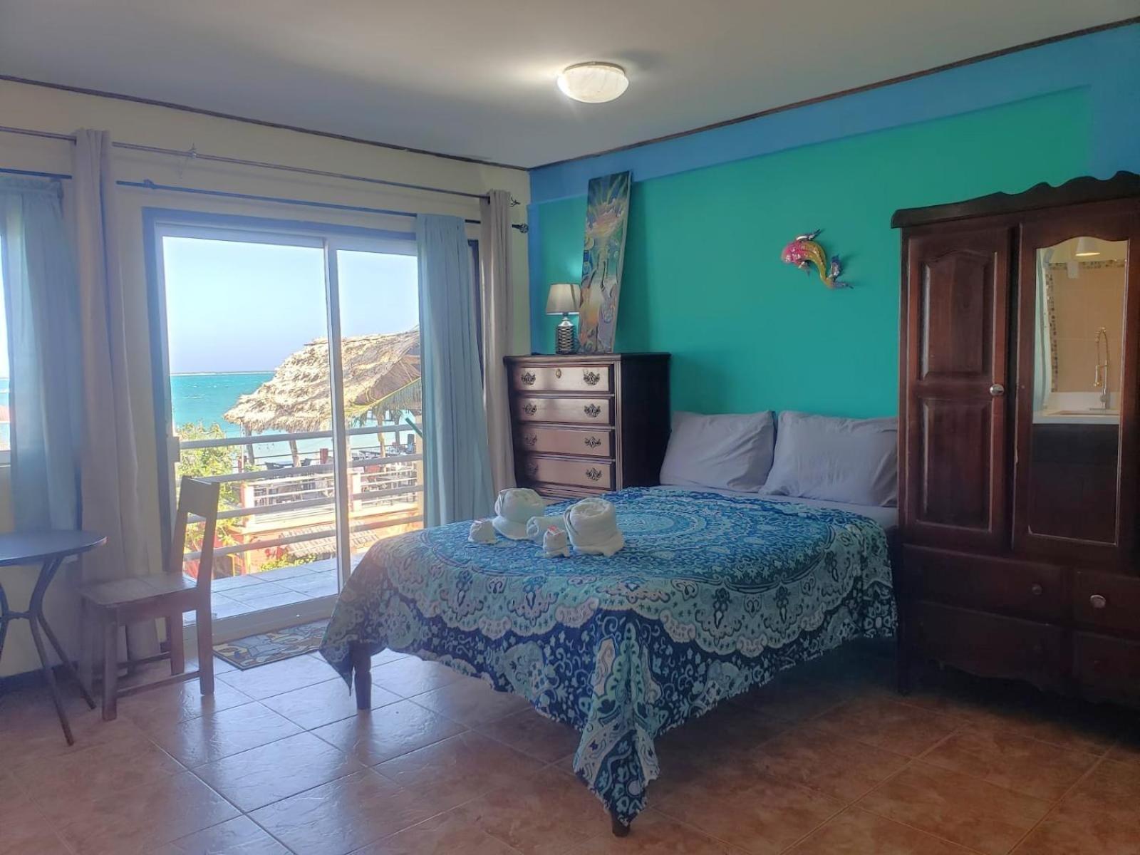 Beach Club Condos At Popeyes Caye Caulker Bagian luar foto