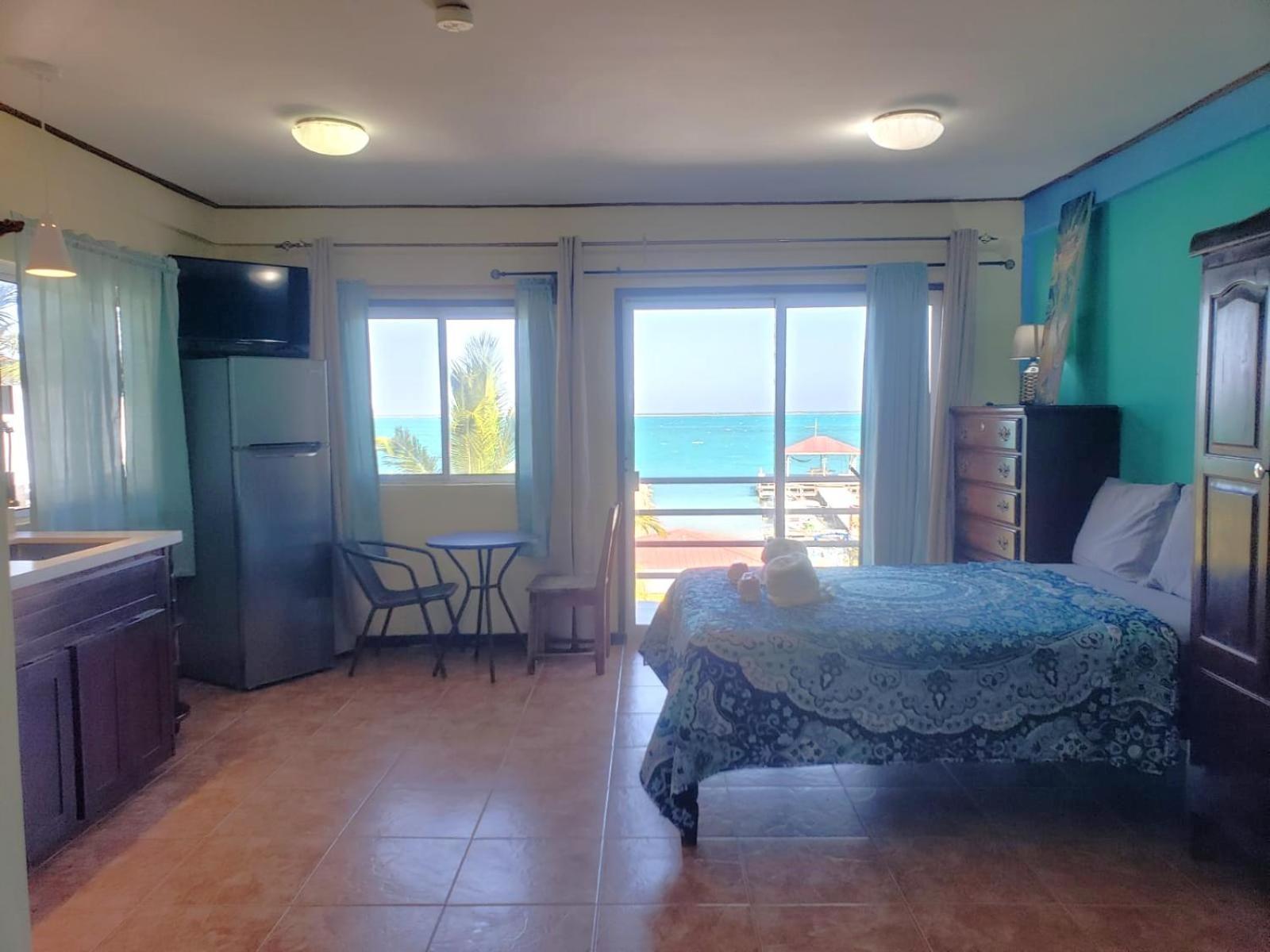 Beach Club Condos At Popeyes Caye Caulker Bagian luar foto